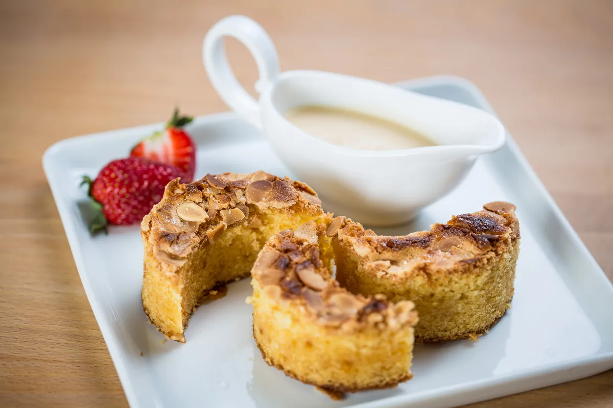 Magyar sütemények közül a képen látható Diós Kossuth-kifli.