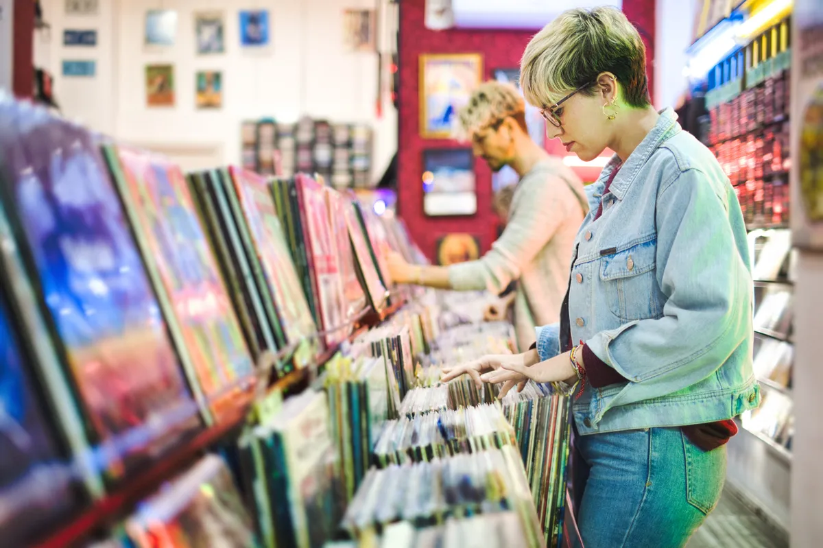 Egy lemezboltban nézelődő nő a retró kvízben.