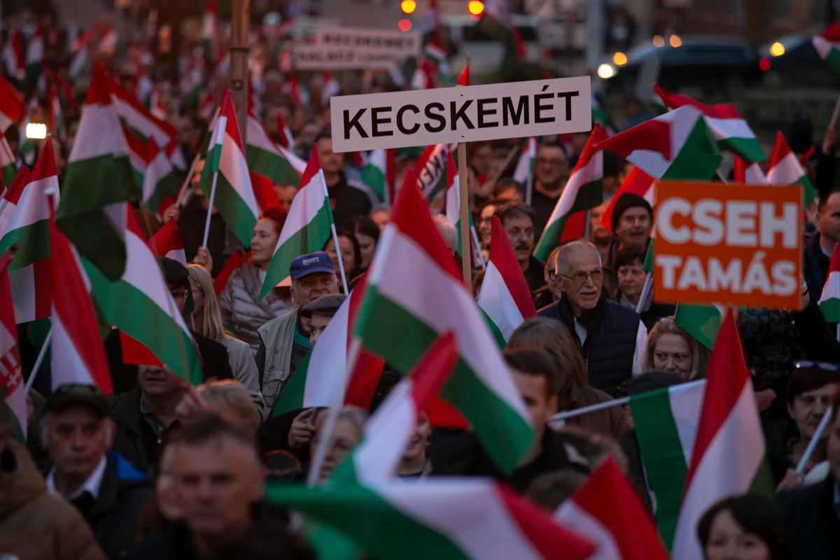 Zászlók a magasban: rengetegen várták Kecskeméten a miniszterelnököt. Orbán Viktor országjárása Bács-Kiskun vármegyébe érkezett