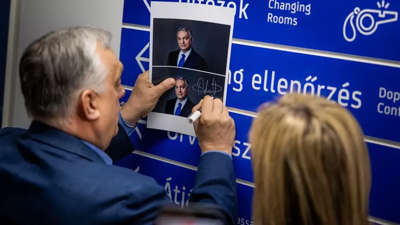 Akár egy igazi világsztár: így érkezett meg a Háborúellenes Gyűlésre Orbán Viktor