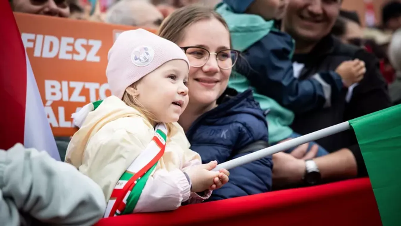 Országjárás: hihetetlenül cuki kislány nézte áhítattal Orbán Viktort - Fotó