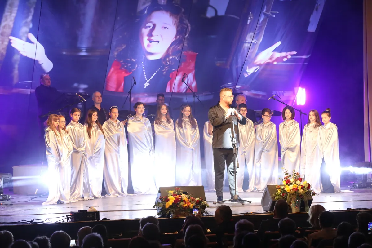 Zámbó Krisztián gyermekkórussal lépett a színpadra.