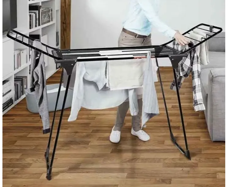 Egy nő otthon tereget.