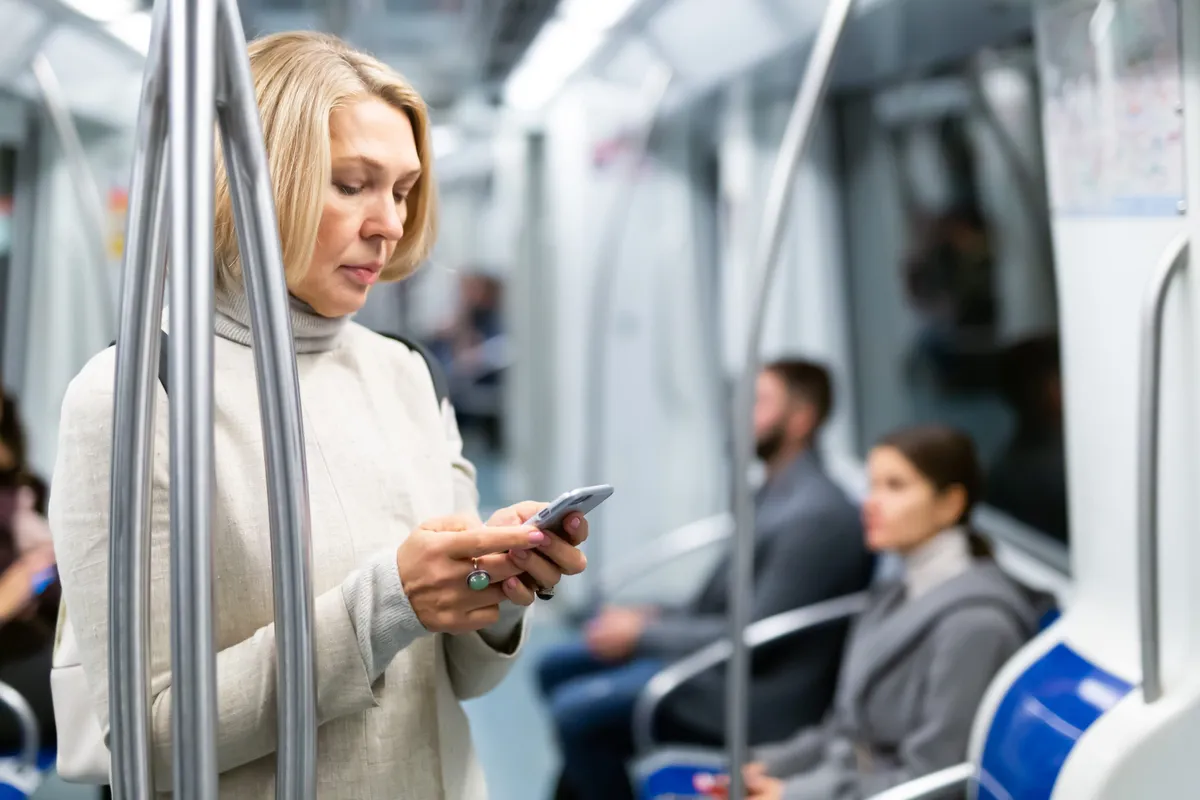 Ingázó nő, aki bőrproblémákkal küzd.