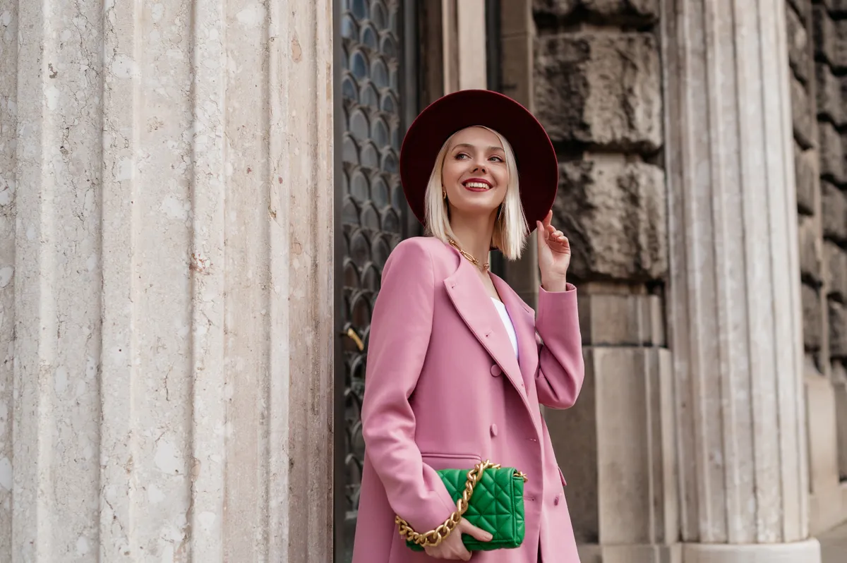 Színes húsvéti divatba öltözött szőke nő.