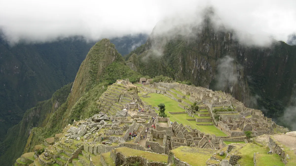 Felhő borította Machu Picchu romváros. 