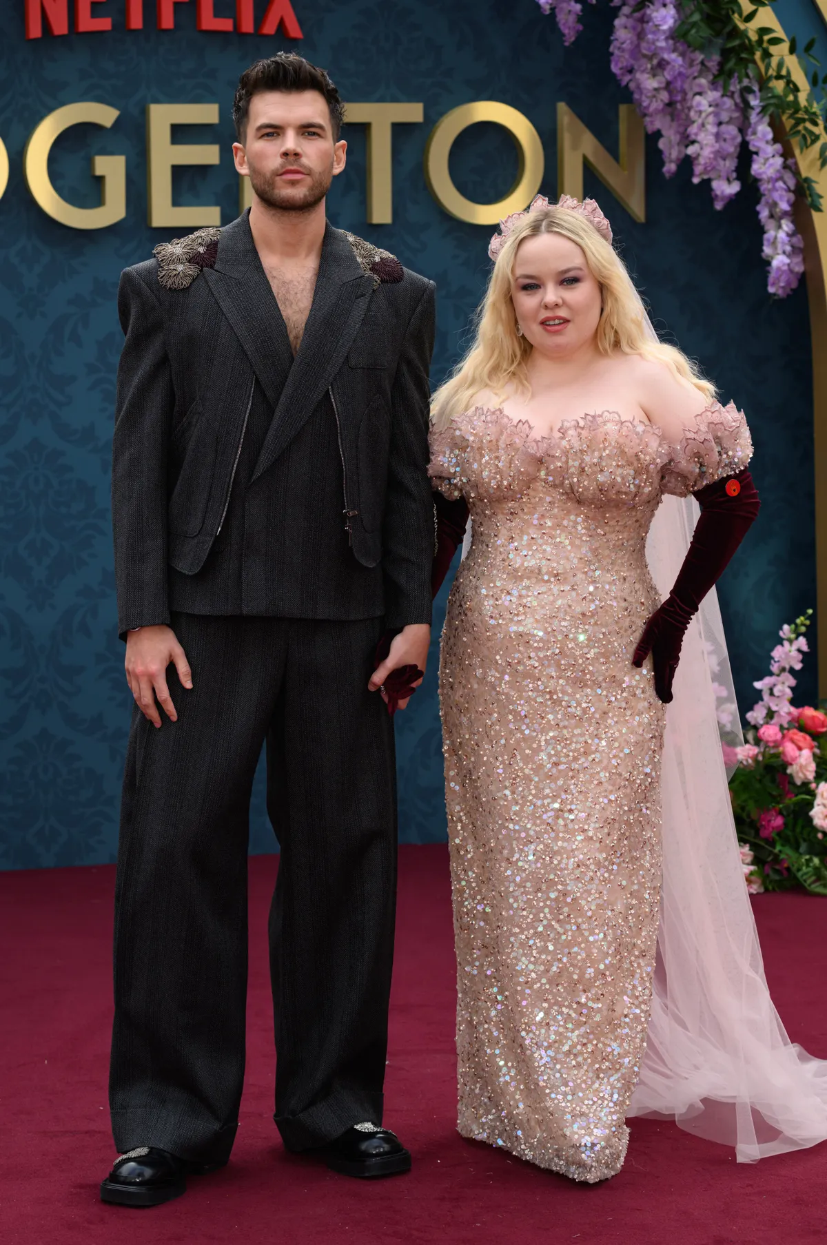 Luke Newton és Nicola Coughlan a Bridgerton család premierjén.