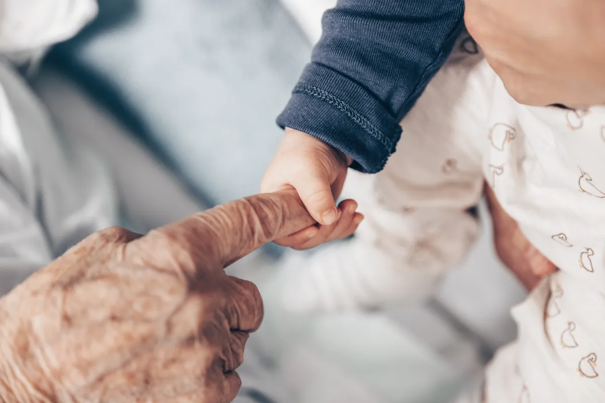 A horoszkóp alapján csodálatos nagyszülő, aki fogja az unokája kezét.