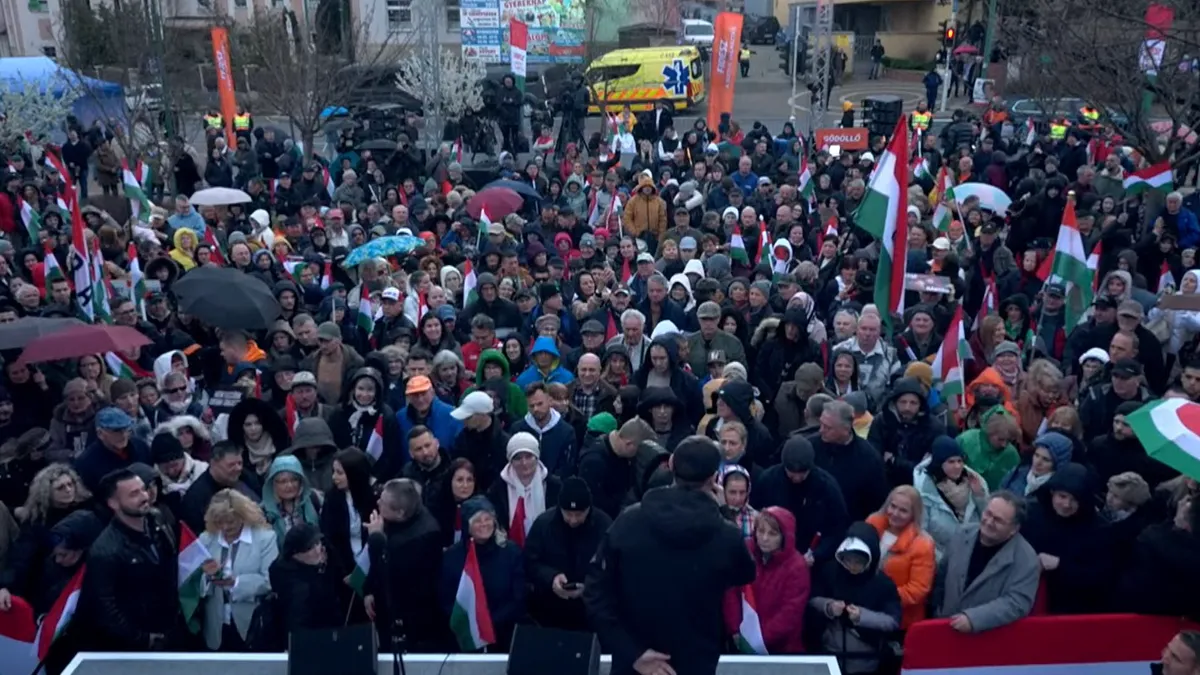 Országjárás: már most rengetegen vannak, így várják Orbán Viktort Pécelen