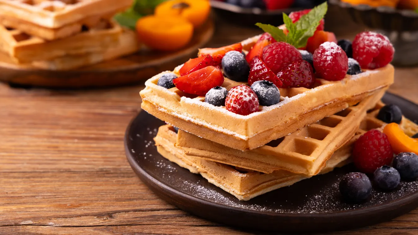 Diétás gofrirecept alapján készült finomság, szépen tálalva.