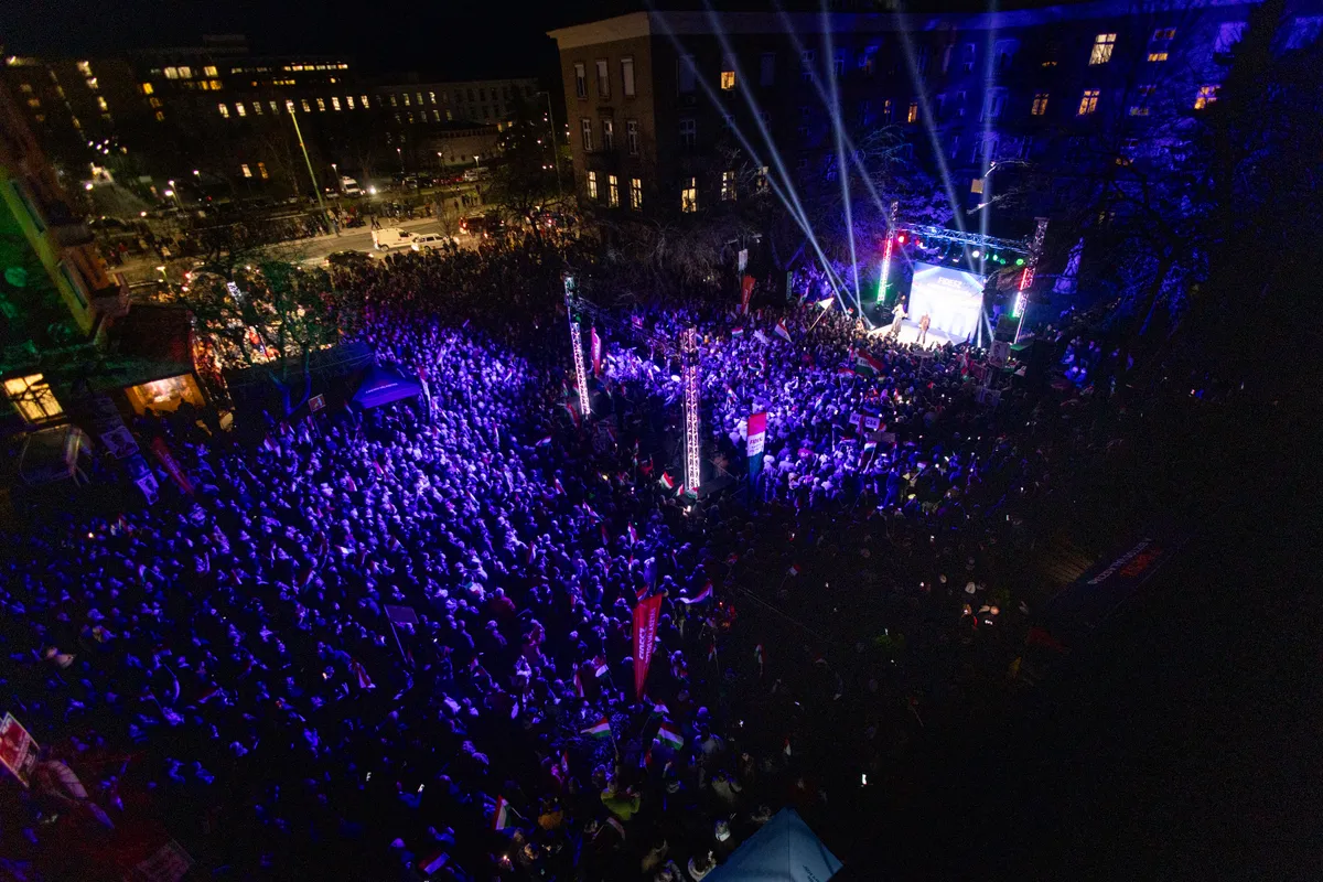 Hatalmas tömeg gyűlt össze az országjárás dunaújvárosi állomásán.