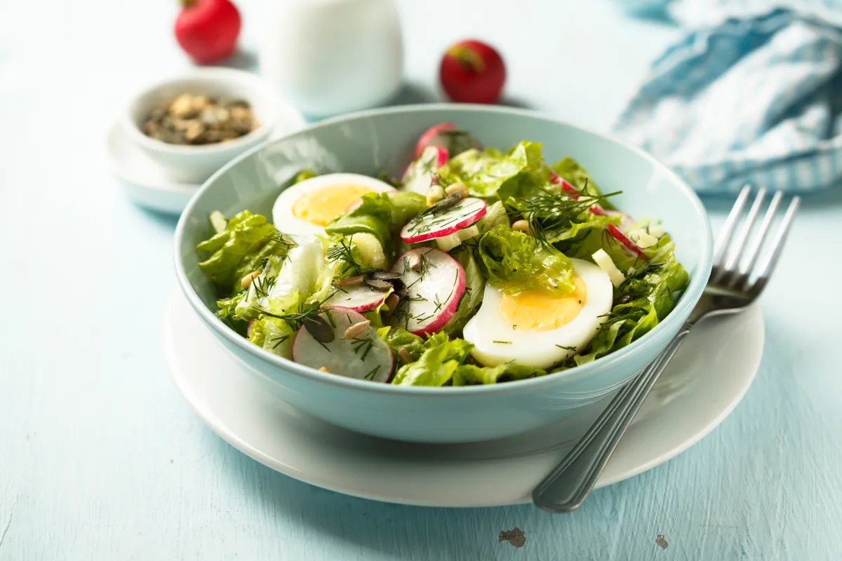 Húsvéti recept ötletek közül a zöldsaláta retekkel és főtt tojással.