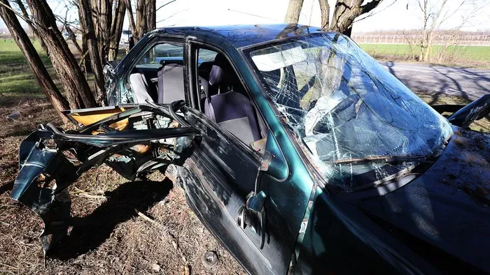 Feszítővágóval szabadították ki a roncsból a sérülteket