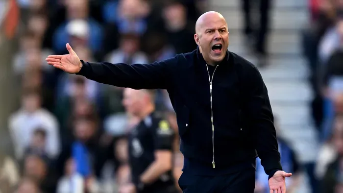 Arne Slot kiakadt, Marco Rossinak üzent a Liverpool edzője