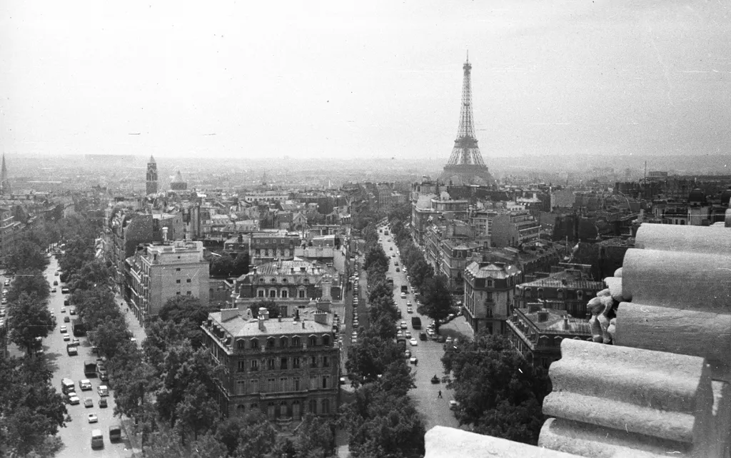 Párizsi panoráma, 1964: kilátás a Diadalív tetejéről az Eiffel-torony irányába.