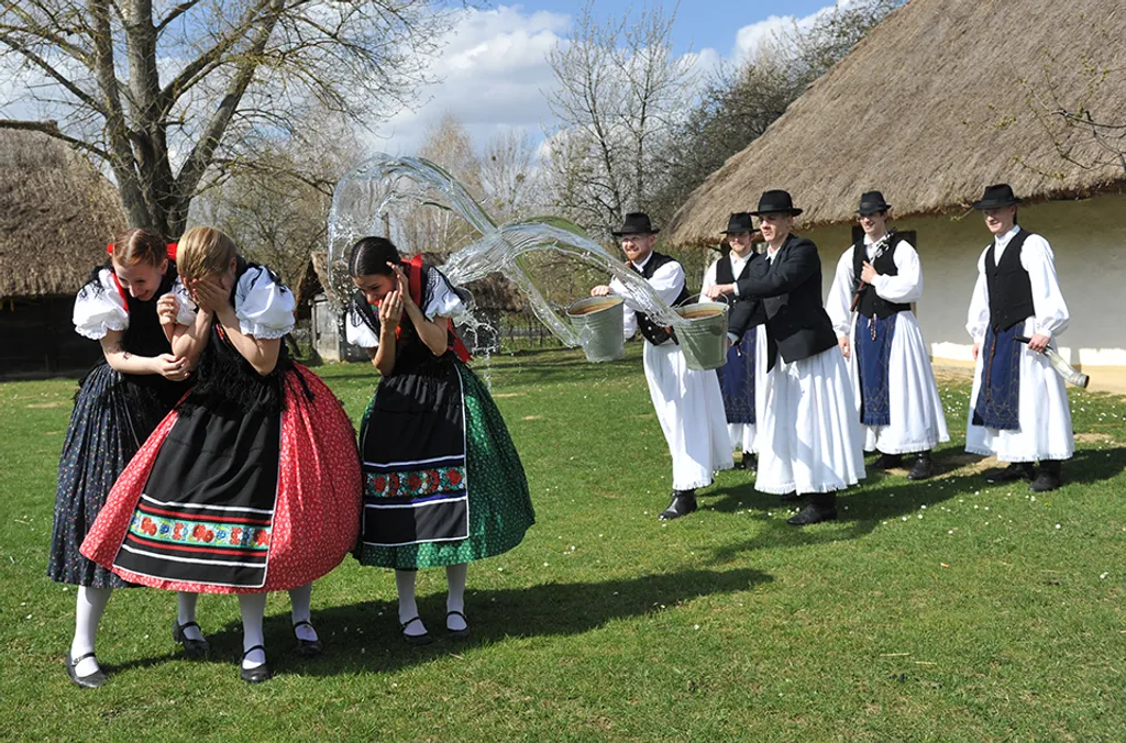 A Somogy Táncegyüttes a szennai falumúzeumban idézte fel a régmúlt húsvéti szokásait