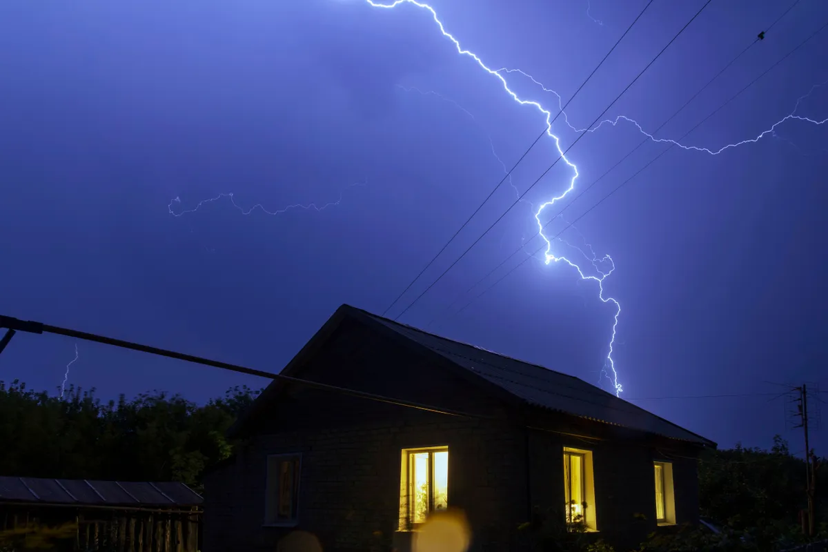 A lakásbiztosítás a házba csapó villám esetén kiemelten fontos lehet. 