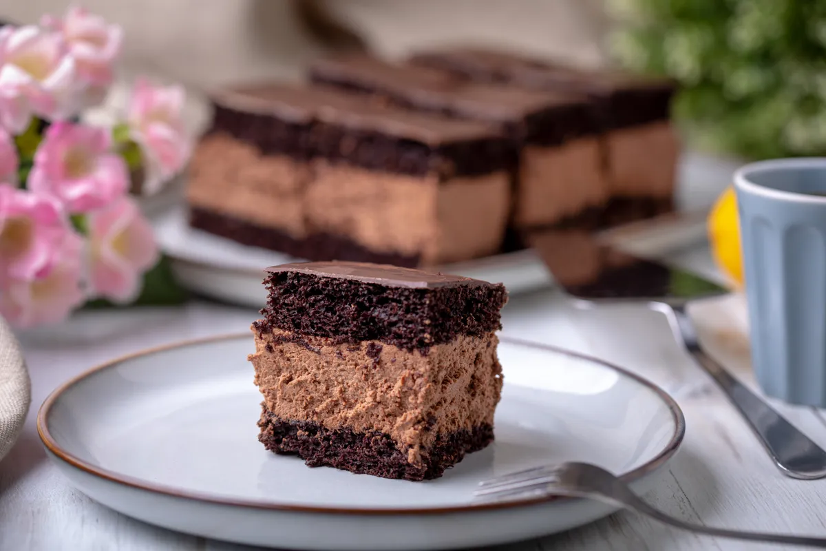 Magyar sütemények közül a képen látható Rigó Jancsi.