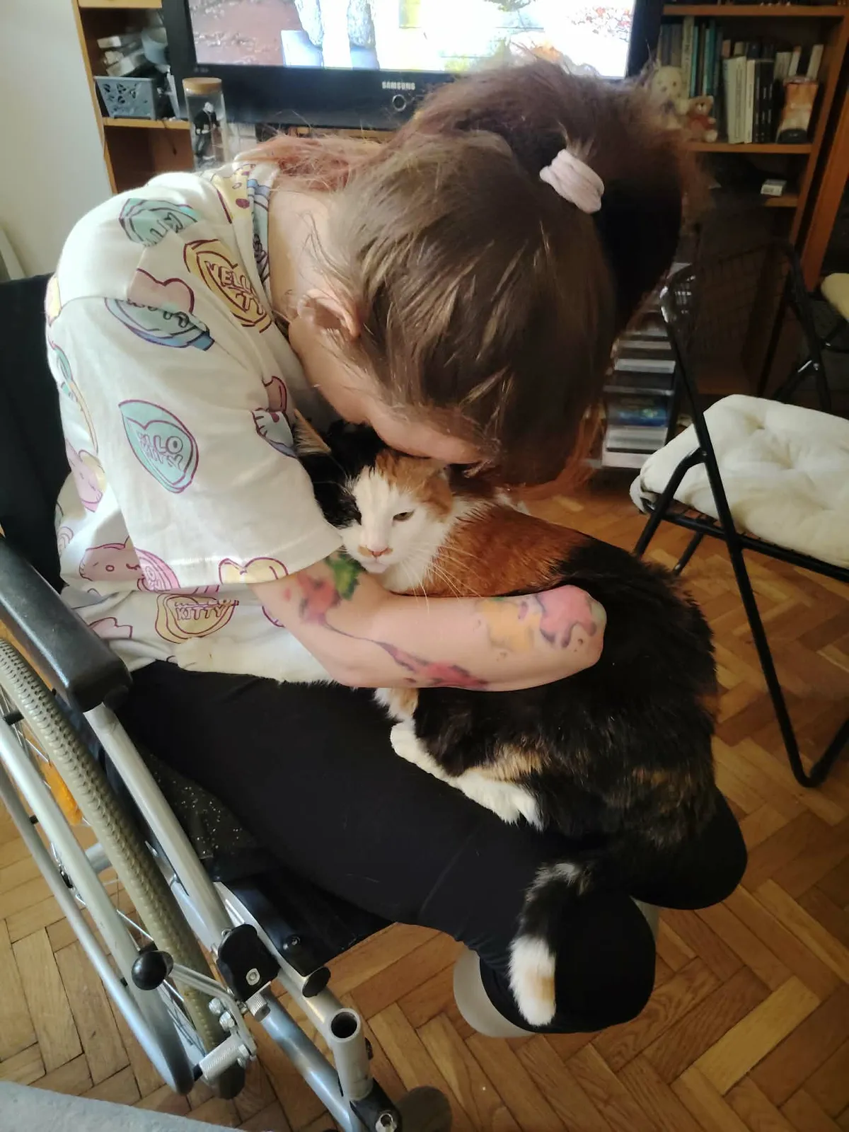 Cicája érzi, hogy valami megváltozott