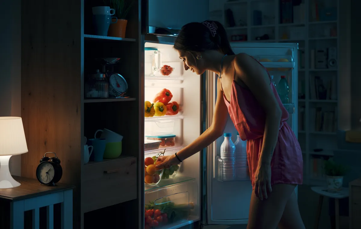 Narancs kivétele a hűtőszekrényből késő este