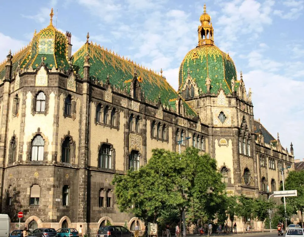 A budapesti Iparművészeti Múzeum gazdagon díszített homlokzata.