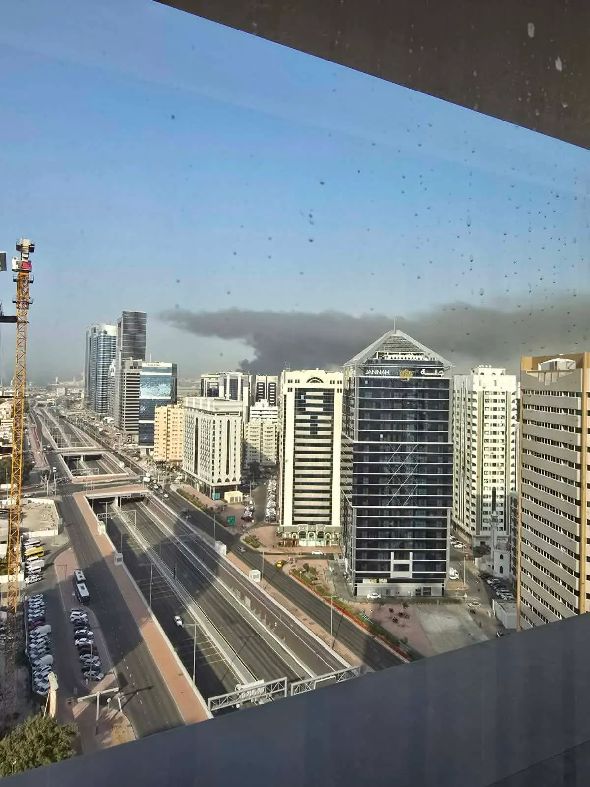 Andiék készítették ezt a képet is a szállodából: hatalmas fekete füst gomolygott Abu-Dhabi felett