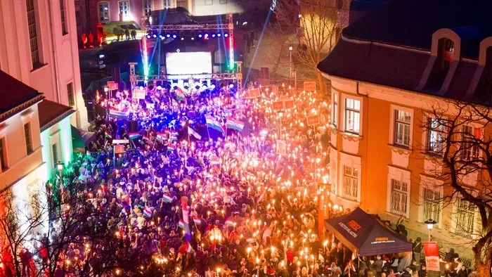 Ebbe még Orbán Viktor lába is beleremegett: soha nem látott tömeg kígyózott Esztergom utcáin