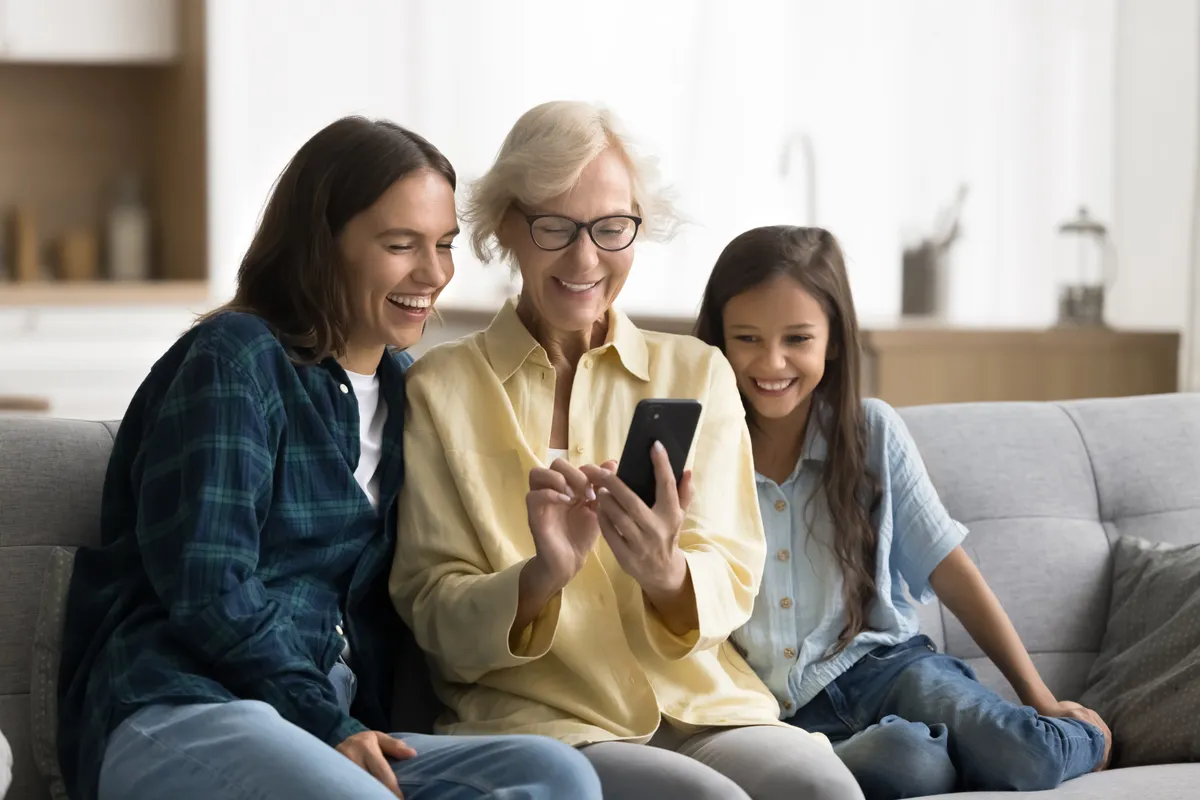 Közmondásos kvízt kitöltő nagymama és az unokái.