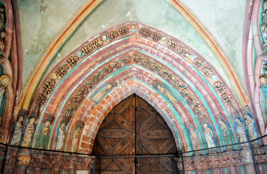 A Felső-vár egyik legszebb részlete, a bélletes Aranykapu, amely a templomba vezet. 