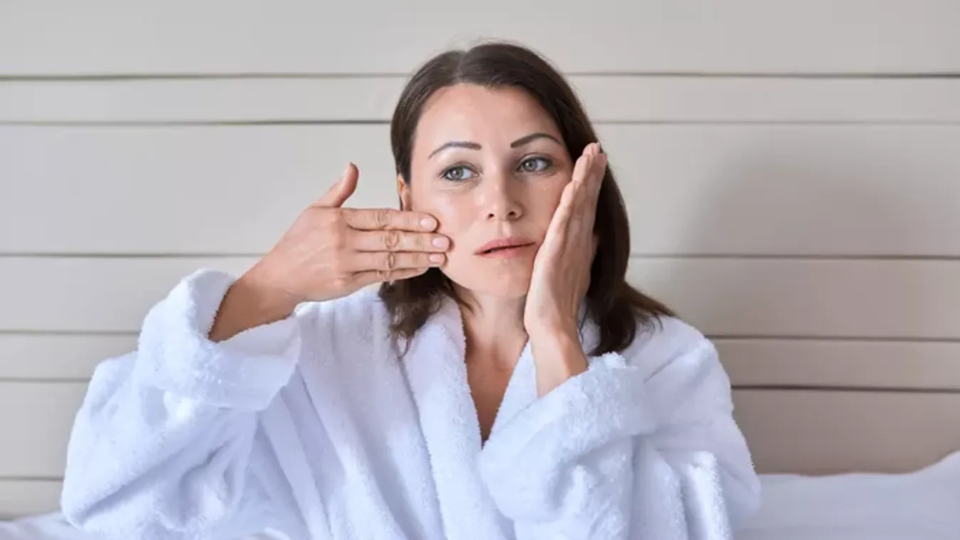 Feszesebb, fiatalosabb, ragyogóbb bőrre vágysz? Ez az 5 perces otthoni praktika csodákat művel az arcoddal