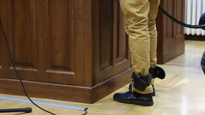 Bántalmazónak nevezte a börtönőröket a vádlott