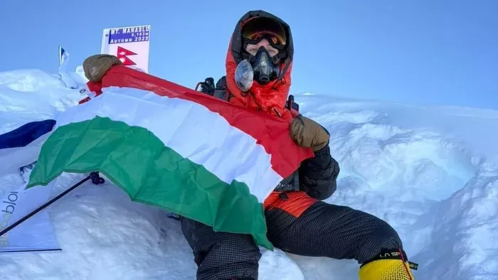 Tiltott vulkánmászás: börtönbe kerülhetett volna Xénia