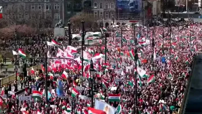 Elindult a Békemenet: hatalmas tömeg hömpölyög a Margit hídon