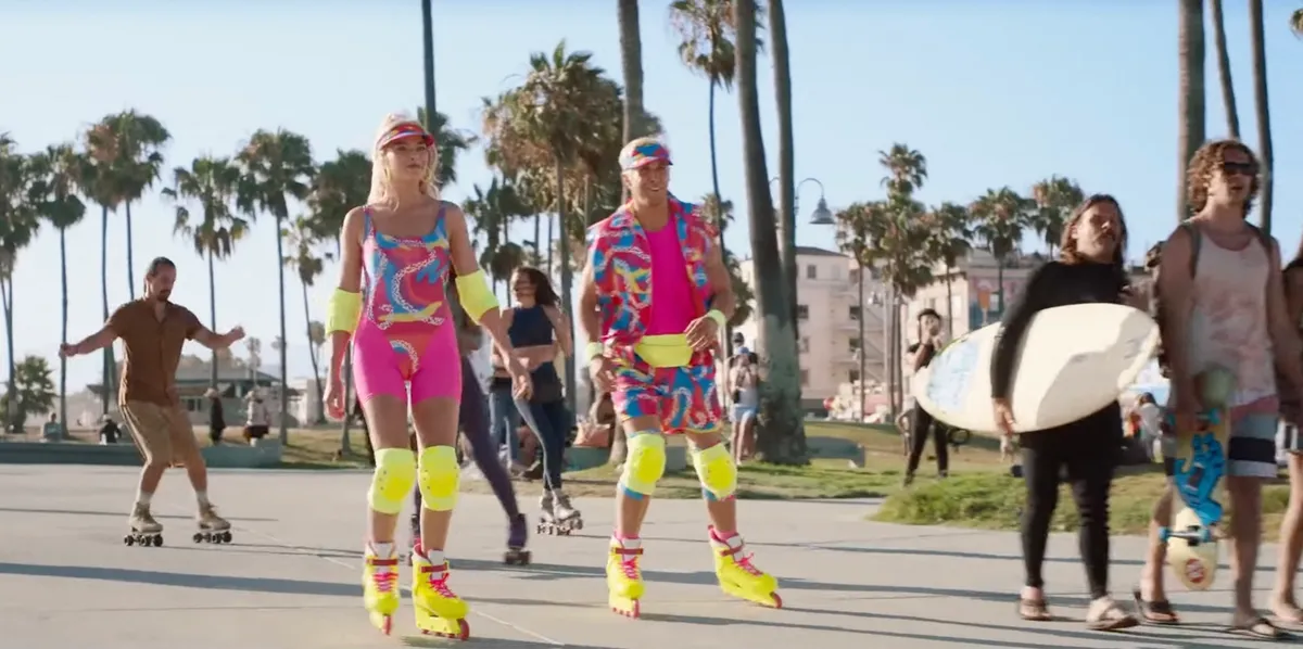 Margot Robbie és Ryan Gosling görkoriznak a Barbie filmben.