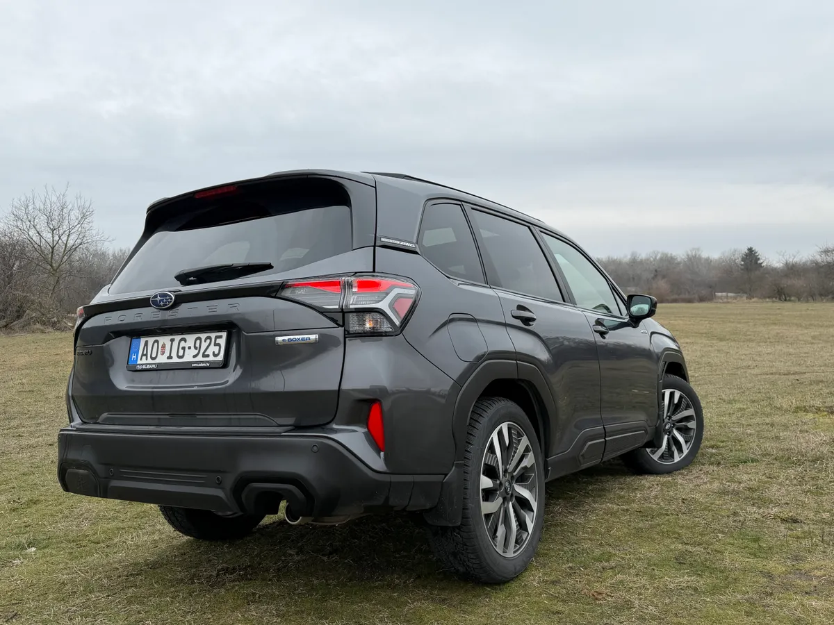 Subaru Forester tesztben szereplő kép az autó hátuljáról.