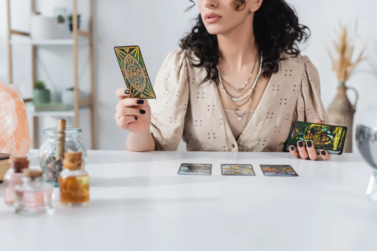 Tarot lapot vető nő a személyiségtesztben.