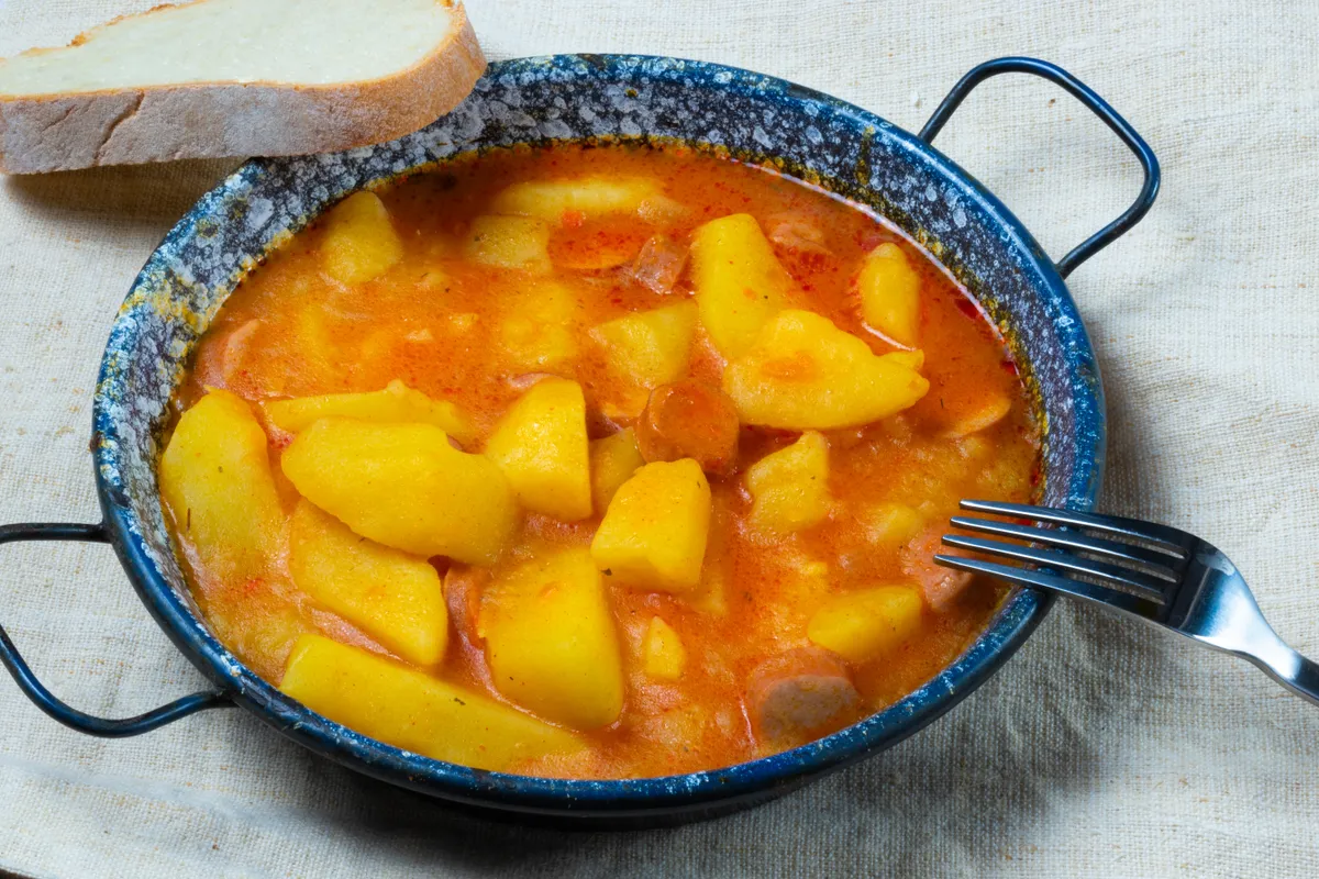 Egy tál paprikás krumpli kenyérrel