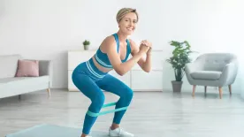 Szeretnél sokáig aktív életet élni? Az edző szerint így erősítsd otthon a farizmaidat – 5. rész