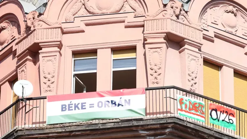 Az ablakokból erősítik a Békemenet az emberek