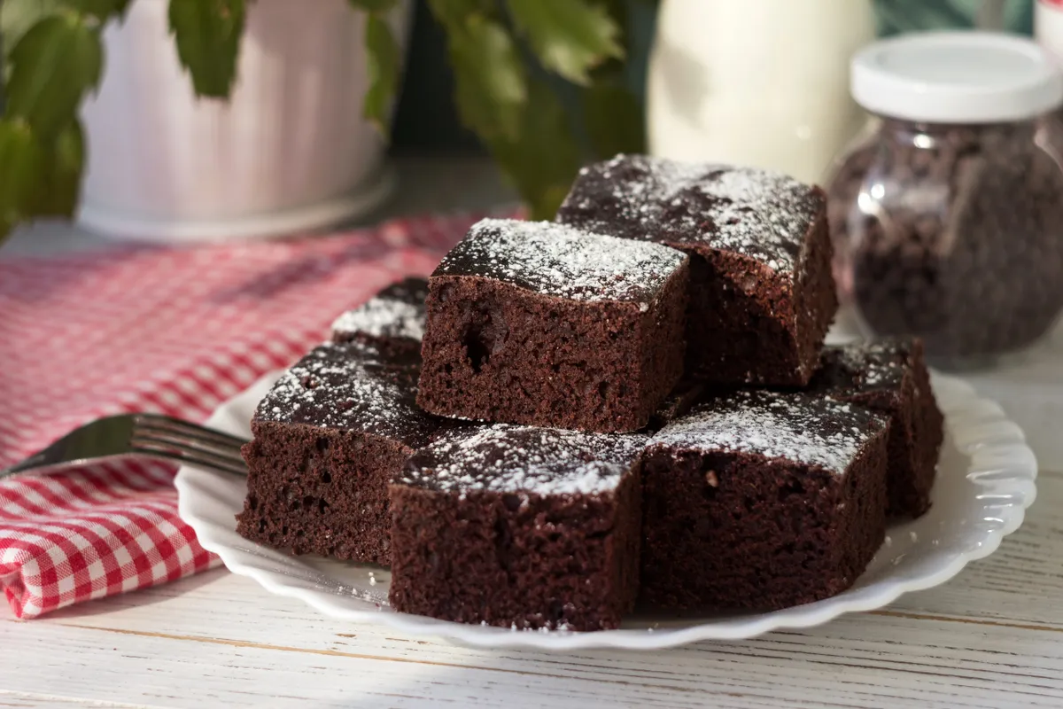 Diétás brownie recept alapján készült sütemény porcukorral megszórva.