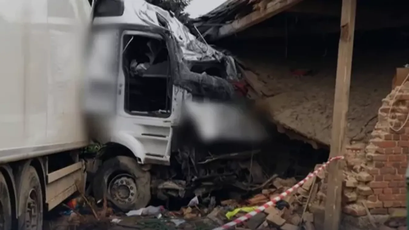 Zalai horrorbaleset: kamion csapódott egy házba, egy tinilány életéért kellett küzdeni