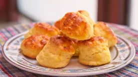 Ahogy a nagymama tanította: így készül a medvehagyma pogácsa krumplival