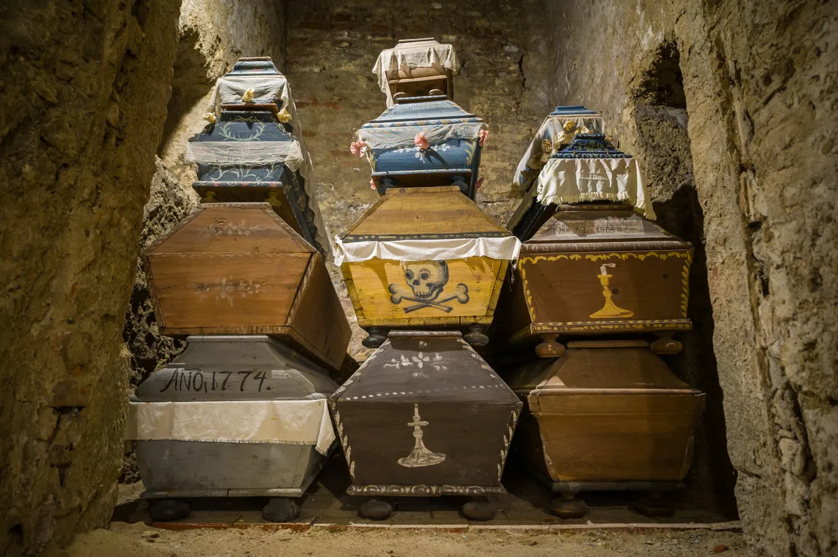  Fenyőfa koporsókban mumifikálódott testek.