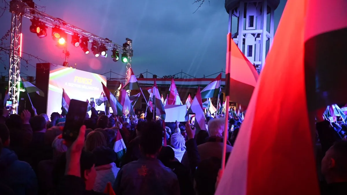 Csillogó szemű fiatalok hallgatták Orbán Viktort Törökszentmiklóson