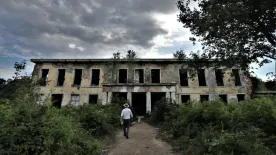  Eladó a magyar Csernobil: ennyiért a tiéd lehet Szentkirályszabadja teljes szellemvárosa!