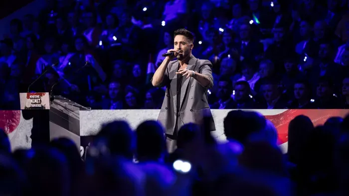 Király Viktor azonnal fantasztikus hangulatot csinált debreceni Háborúellenes Gyűlésen!