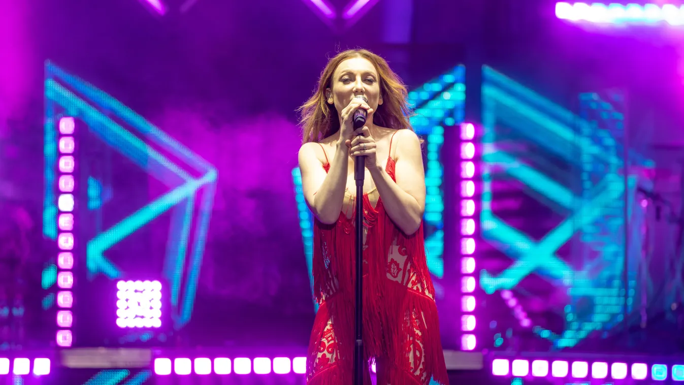 Rúzsa Magdi a Campus Fesztivál színpadán énekel.