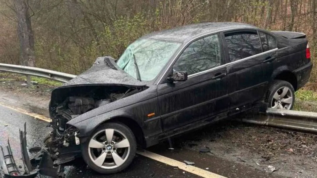 Megrázó fotón az autó, amelyben Oszter Alexandra fia ült. 