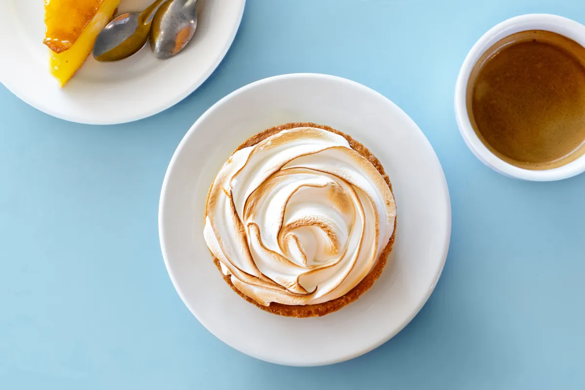 Retró sütemények közül egy darabka női szeszély a tányéron.