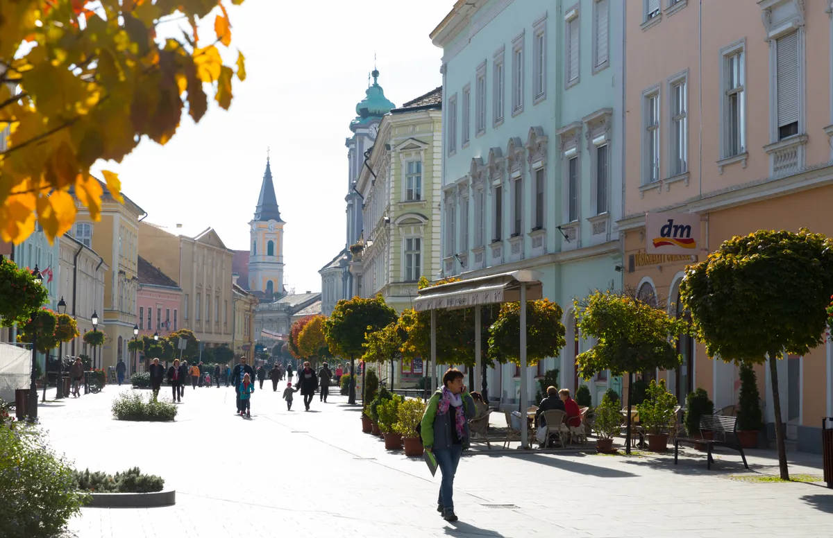 Kaposvár látnivalói a belváros sétálóutcáján és terein tárulnak fel előttünk.